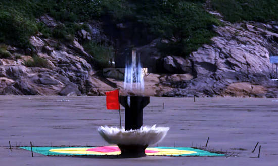 "북한 전지역 맞춤형 파괴 가능" 국방과학연구소가 29일 탄두위력을 높인 신형 500km 탄도미사일과 800km 탄도미사일의 비행시험 영상을 공개했다. 연구소는 이들의 실전 배치를 위해 지난 24일 마지막 시험을 진행했다. 신형 미사일은 탄두 위력을 획기적으로 증개시켜 북한 전지역 핵심시설을 정확하게 침투, 파괴할 수 있는 '맞춤형' 무기로 킬체인(Kill Chain)과 대량응징보복(KMPR)의 핵심전력이다. ⓒ 뉴스1 (국방부 제공)