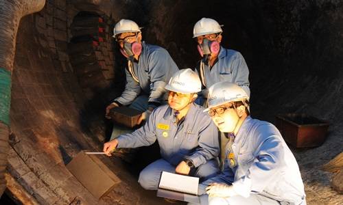 광양제철소와 포스코켐텍 직원들이 용선운반차 내부 상태를 점검하고 있다. ⓒ 광양제철소