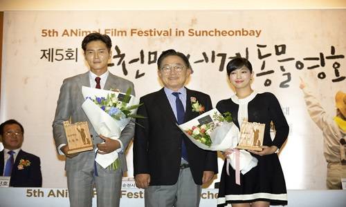 조충훈 시장이 홍보대사인 배우 조동혁, 선우선씨와 기념촬영을 하고 있다. ⓒ 순천시청