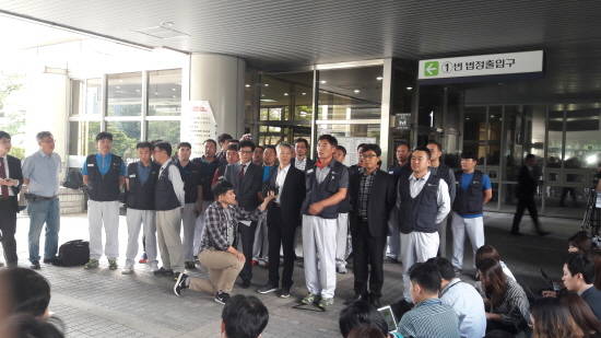 일부 승소 판결 후 입장을 밝히기 위해 모인 노조 관계자들은 상당히 밝은 표정으로 이번 승리를 자축했다. = 전훈식 기자