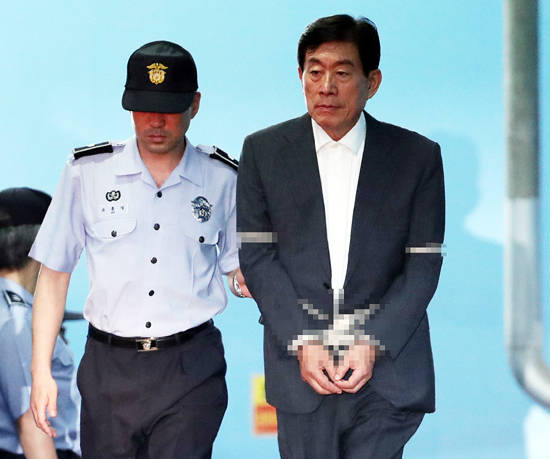 원세훈 전 국가정보원장이 30일 서울고법에서 진행된 파기환송 재판에서 선거개입 등의 혐의로 징역 4년 선고를 받고 법정 구속됐다. ⓒ 뉴스1