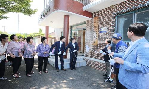 여수시 율촌면 여흥3구 마을회관에서 관계자들이 모여 현판식을 진행 중이다. ⓒ 광양경제창