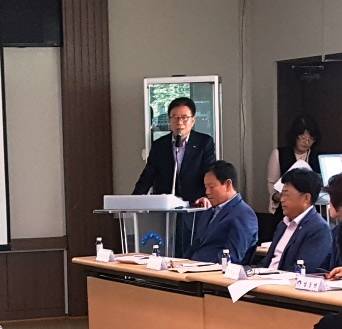 지난달 31일 박신선 문화복지국장이 행복돌봄추진단간담회에 참석해 인사말을 하고 있다. ⓒ 양평군