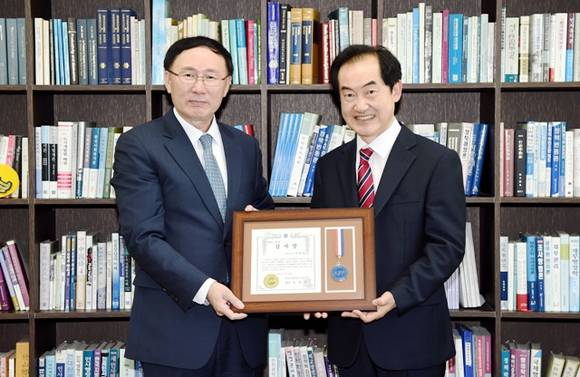 지난 1일 안병용 의정부시장과 조남은 한국자유총연맹 전 경기지부장이 감사장 전달식 후 기념촬영을 하고 있다. ⓒ 의정부시