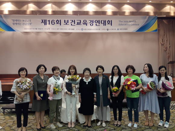 제16회 보건교육경연대회 이재연 주무관 수상 장면. ⓒ 부여군청
