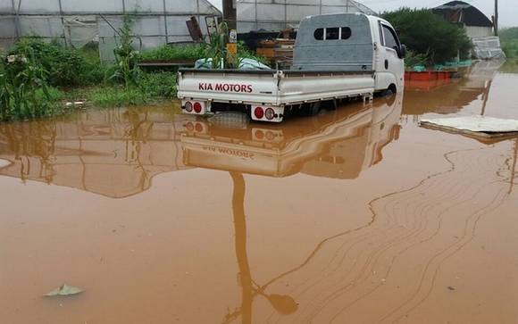 여름철에 비가 많이 오면 트럭이 물에 잠기기도 해요. 사진의 모습 보다 자동차가 물에 더 잠기면 더 이상 자동차를 사용할 수 없어서 차를 버려야 해요. ⓒ 뉴스1