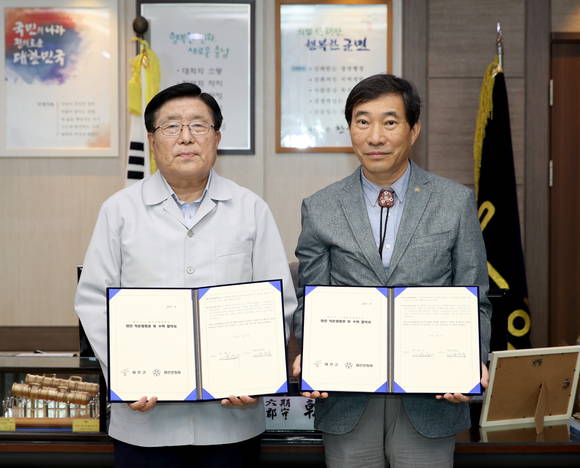 지난 6일 군청 군수실에서 진행된 '태안 작은영화관 위·수탁 협약식' 모습. ⓒ 태안군청