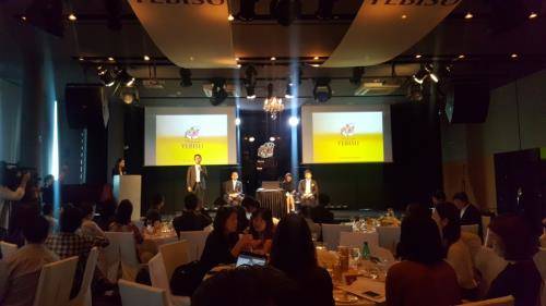 오루이 삿포로인터내셔널 대표가 인사말을 전하고 있다. 이종완 엠즈베버리지 대표, 가와구치 삿포로맥주 브랜드전략 부장이 질의응답을 위해 자리에 앉아 있다. = 하영인 기자