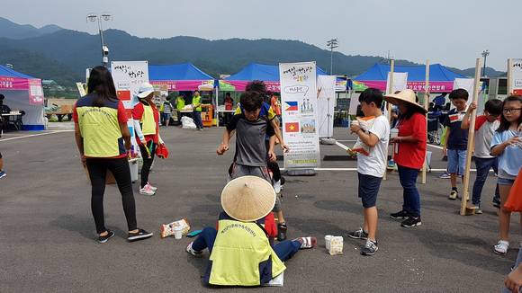 예산군 사회복지박람회에 참여한 어린이들이 세상살이 한마당 체험을 하고 있는 모습. ⓒ 예산군청