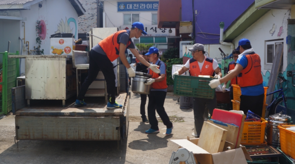 무료급식소 이사 봉사 장면. ⓒ 보령시청