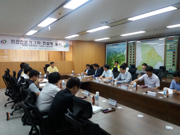 천안시가 '2017 재난대응 안전한국훈련'을 위해 7일 시청 재난안전상황실에서 안전한국훈련 컨설팅을 실시하고 있는 모습. ⓒ 천안시청