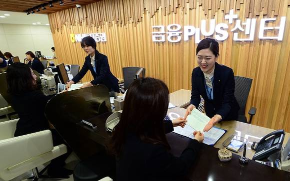 우리은행 뿐만 아니라 다른 은행들도 신입사원을 채용할 계획이예요. 사진은 NH농협 은행과 관련된 사진이예요. 기사와 상관은 없어요. ⓒ 뉴스1