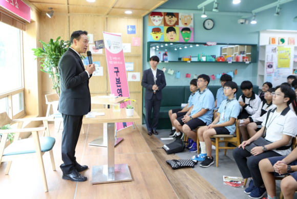 구본영 천안시장이 7일 2017 천안 자유학기제·진로체험 페스티벌에서 '직업인 릴레이 토크쇼'에 참가해 이야기를 하고 있다. ⓒ 천안시청