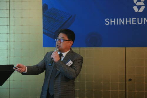 황만용 신흥에스이씨 대표가 8일 열린 기자간담회에서 회사 경쟁력에 대해 발표하고 있다. ⓒ 신흥에스이씨