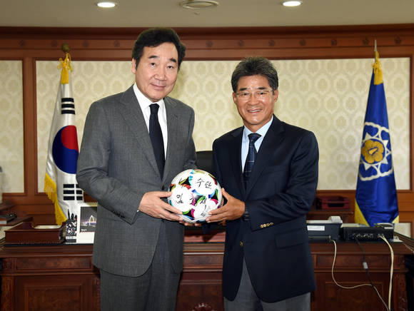임흥세 남수단대표팀 감독이 이낙연 총리에게 싸인볼을 전달하고 있다. ⓒ 총리실