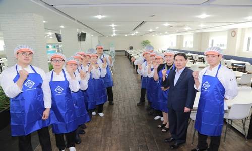 권오봉 청장(오른쪽에서 두번째)이 순천 현대제철 급식소를 방문해 직원들과 기념 촬영을 했다. ⓒ 광양경제청