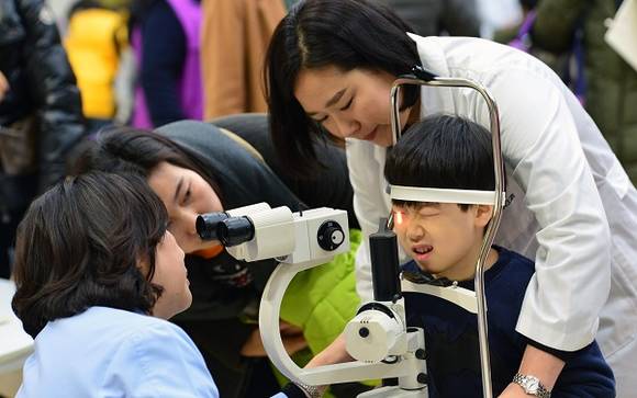 전라남도 장성군 드림스타트센터는 드림스타트 어린이 30명에게 시력을 검사해주고 안경을 사는데 필요한 돈을 보태줘요. ⓒ 뉴스1