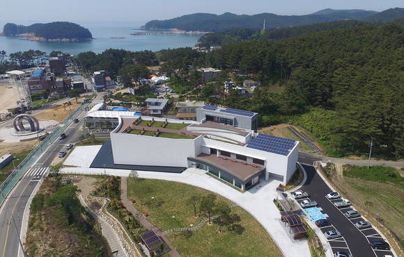 10년 전 '서해의 기적'이라 불렸던 태안 유류피해 극복을 이겨네고 지은 기념관 사진. ⓒ 충남도청