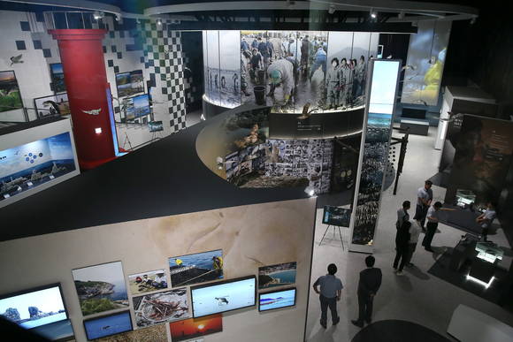 태안군 만리포해수욕장 인근 '유류피해극복 기념관' 내부 사진. ⓒ 충남도청