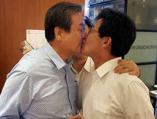 바른정당 김무성 고문(왼쪽)과 유승민 의원이 10일 오후 서울 여의도의 한 식당에서 열린 의원 만찬 자리에서 입을 맞추고 있다. (바른정당 제공) ⓒ 뉴스1