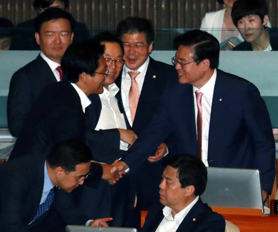 정우택 자유한국당 원내대표가 11일 오후 서울 여의도 국회 본회의장에서 열린 본회의에서 김이수 헌법재판소장 임명동의안이 부결되자 기뻐하고 있다. ⓒ 뉴스1