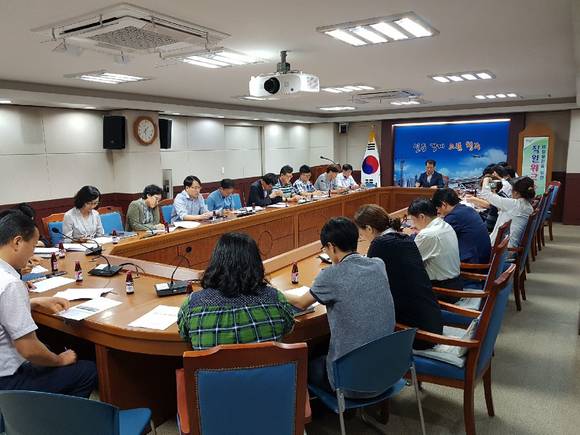 청주시 세정과 직원들이 11일 열린 워크숍에서 토론을 진행하고 있다. ⓒ 청주시청