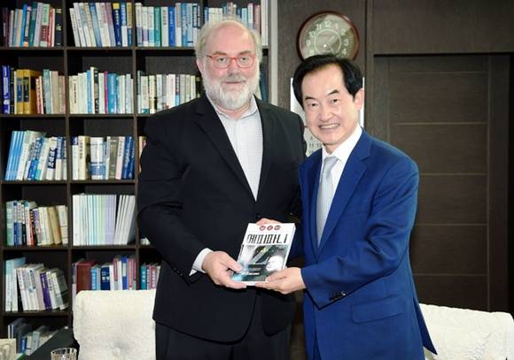 안병용 의정부시장과 미래학자 토마스 프레이가 기념촬영을 하고 있다. ⓒ 의정부시