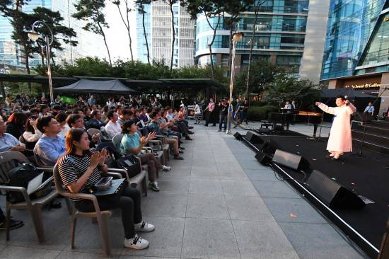 12일 서울 가산디지털산업단지에서 근로자들이 '우리의 영웅을 위한 작은 음악회'를 관람하고 있다. ⓒ 포스코
