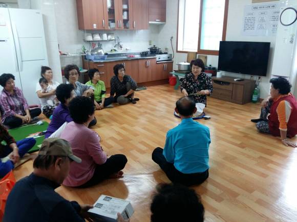 마을경로당에서 복지상담이 이뤄지고 있다. ⓒ 서천군청