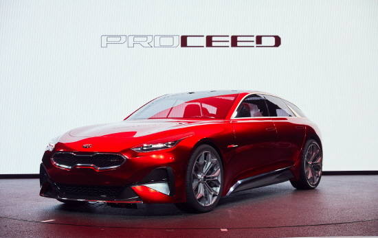 기아자동차가 세계 최초 공개한 익스텐디드 핫 해치 콘셉트카 '프로씨드 콘셉트'는 유럽 전략형 차종인 3도어 해치백 '프로씨드'의 젊은 감각과 역동적 이미지를 계승해 탄생했으며, 기존 해치백 대비 트렁크 공간을 확장해 실용성까지 겸비했다. ⓒ 기아자동차