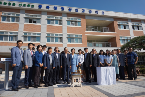 충북생명산업고등학교가 '작은 평화의 소녀상' 전달식을 가졌다. ⓒ 충북교육청