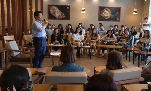 주철현 시장이 학부모들과 토론을 하고 있다. ⓒ 여수시