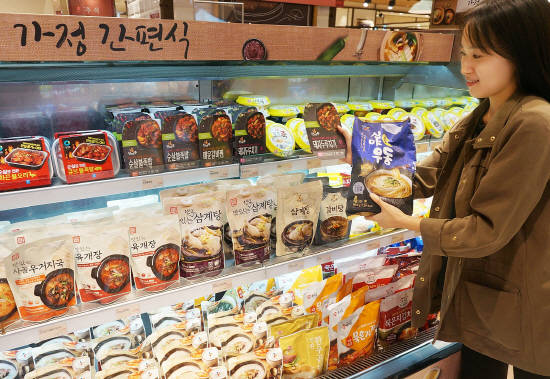 롯데백화점에서 캠핑 트렌드 아웃도어 퀵푸드를 선보이고 있다. ⓒ 롯데백화점