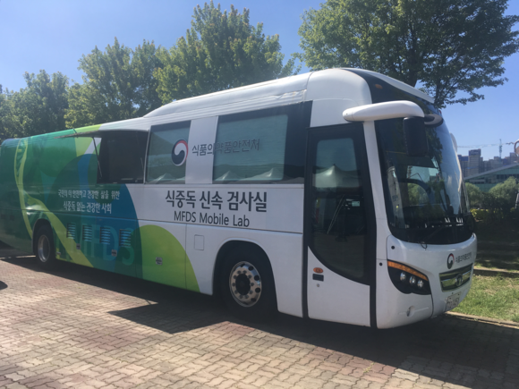 천안흥타령춤축제 현장에 대기하고 있는 '식중독 신속 검사실' 차량. ⓒ 천안시청