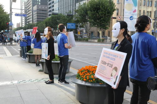광화문에서 대국민 학교폭력예방 캠페인을 전개하고 있는 푸른나무청예단. ⓒ 프라임경제
