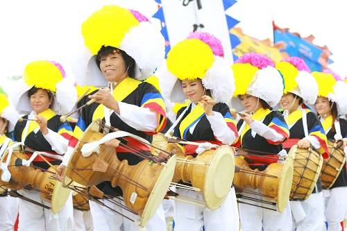 픙물패를 앞세우고 흥을 돋으며 입장하는 압해읍. = 나광운 기자