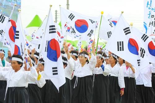 하의면민들이 독립운동을 상징한 퍼레이드로 입장하고 있다. = 나광운 기자