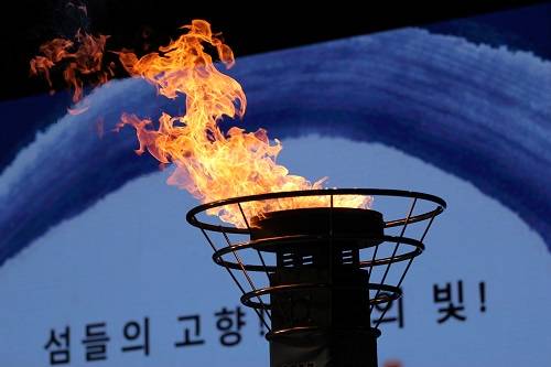 신안군민의 화합과 발전을 염원하는 성화 불빛. = 나광운 기자