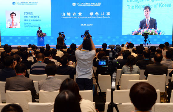 안희정 충남도지사가 17일 중국 구이저우성 귀양시 신세계호텔에서 열린 '2017 동아시아 지방정부 3농포럼' 개막식에서 기조연설을 하고 있다. ⓒ 충남도청