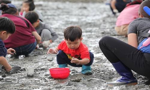 갯벌에서 엄마와 아이들이 체험활동을 하고 있다. ⓒ 여수시