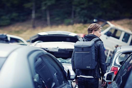 사회적기업 모어댄이 폐차량의 카시트와 안전벨트를 활용해 만든 가방. ⓒ SK이노베이션