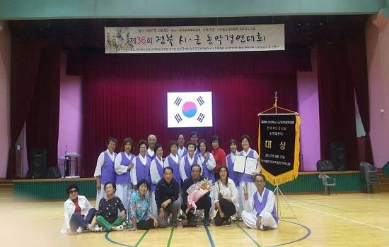 전북 시·군 농악경연대회에서 완주군농악단이 대상을 수상하고 기념사진을 촬영했다. ⓒ완주군