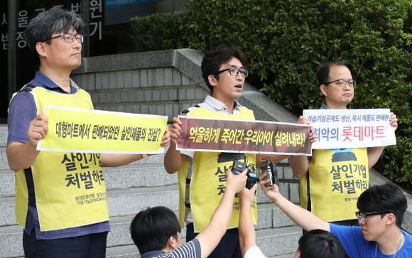 최재홍 변호사(가운데)가 8월17일 오후 서초구 서울고등법원에서 열린 '가습기 살균제' 항소심 재판에서 노병용 전 롯데마트 대표의 형량이 줄어든 것에 대한 입장을 발표하고 있어요. ⓒ 뉴스1