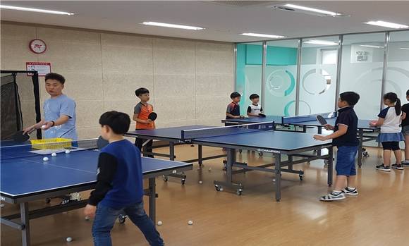 지역 청소년들이 청소년수련관 프로그램인 '탁구에빠지다'에 참여하고 있다. ⓒ 예산군청