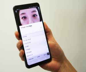 홍채인증 로그인 이미지컷. ⓒ 현대백화점그룹