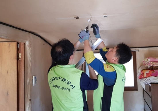 한국농어촌공사 전남지역본부 마중물봉사단이 영암군 군서면 양장리에서 전등 수리를 하고 있다. ⓒ 한국농어존공사 전남지역본부