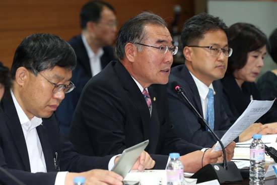 이개호 국정기획자문위원회 경제2분과 위원장이 지난 5월25일 오전 서울 종로구 통의동 금융감독원 연수원에 마련된 국정기획자문위원회에서 열린 미래창조과학부 업무보고에서 모두발언을 하고 있다. ⓒ 뉴스1