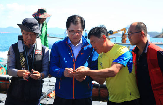 신우철 군수(왼쪽 두 번째)가 군민들의 의견을 듣고 있다. ⓒ 프라임경제