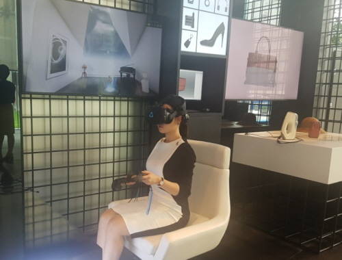 안내원이 '티움-현재관'에 전시된 가상현실(VR) 쇼핑 기술을 선보이고 있다. VR 디바이스를 활용하면 직접 물건을 앞에 두지 않고도 눈으로 상품을 보고 손으로 재질을 느낄 수 있다. ⓒ 프라임경제