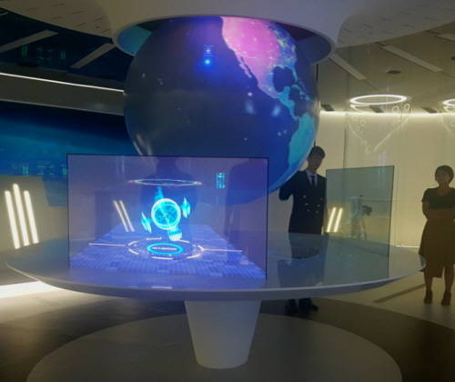 '티움-미래관'에 전시된 '우주관제센터'에서는 제복을 입은 '캡틴'이 사물인터넷(IoT) 센서로 수집한 지구환경 정보를 분석하는 모습을 시연 중이다. ⓒ 프라임경제